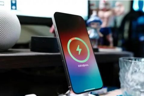 昆都仑苹果15换屏服务分享用什么充电器给iPhone15充电更好 